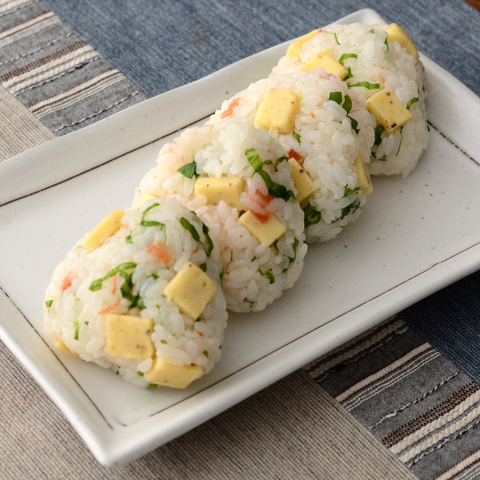 おつまみ切れてるチーズ燻製カツオと梅しそのおにぎり