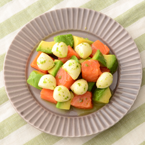 バジルモッツァレラとサーモンのコロコロサラダ