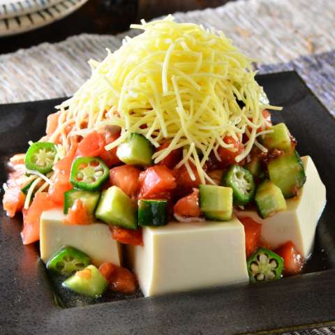 細切りチーズの具だくさんサラダやっこ　梅かつおドレッシング