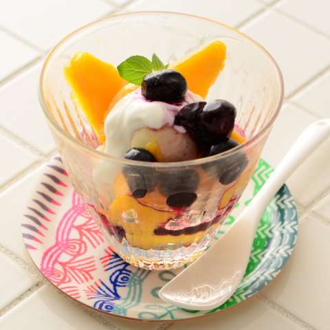 白玉とマンゴーのパルテノパフェ～ブルーベリーソース～　