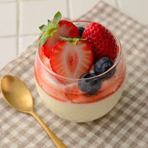 濃厚！パルテノと苺のカップデザート