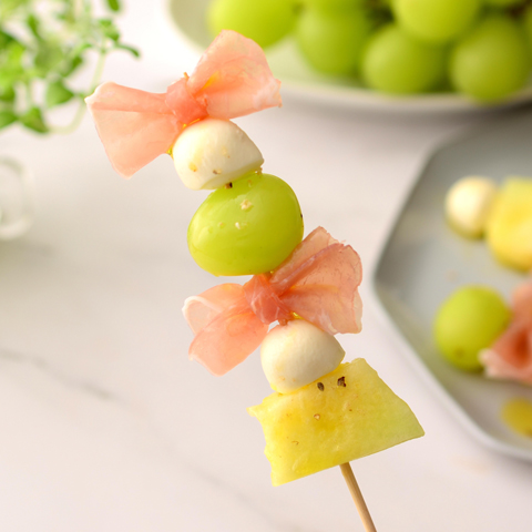 ひとくちモッツァと生ハムリボンのフルーツピンチョス