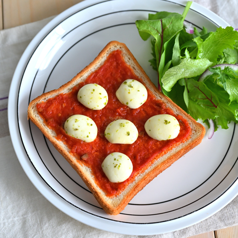 バジルモッツァのマルゲリータトースト