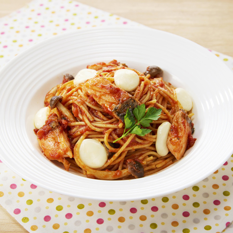 ひとくちモッツァレラと秋鮭ときのこのトマトパスタ