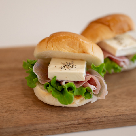 クリーミーはちみつのロールパンサンド