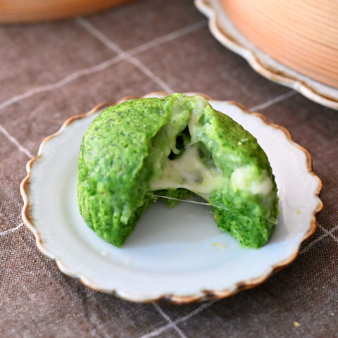のびーるモッツァのほうれん草蒸しパン