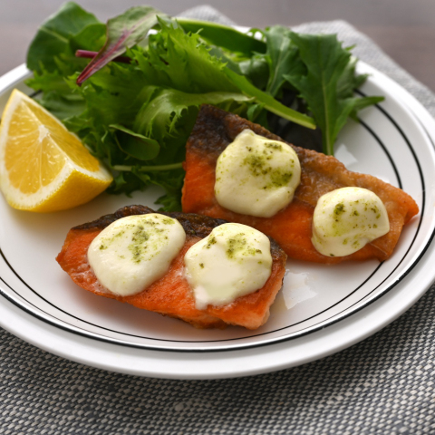 バジルモッツァレラの鮭のムニエル