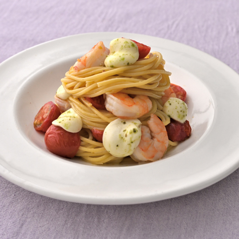 バジルモッツァレラのえびとトマトのパスタ