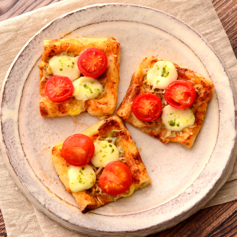 しらすとバジルモッツァレラのおあげピザ