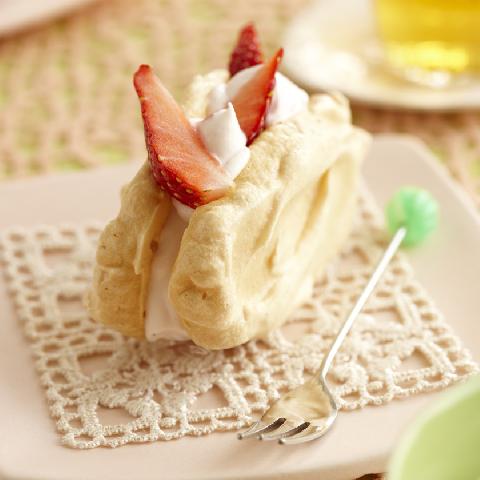 焼きメレンゲ　いちごヨーグルトクリーム仕立て
