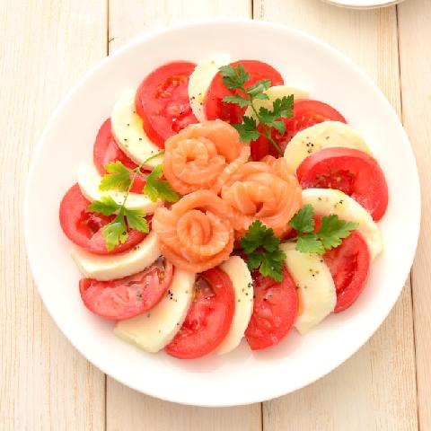 プレゼントカプレーゼ　生サーモンのバラ仕立て